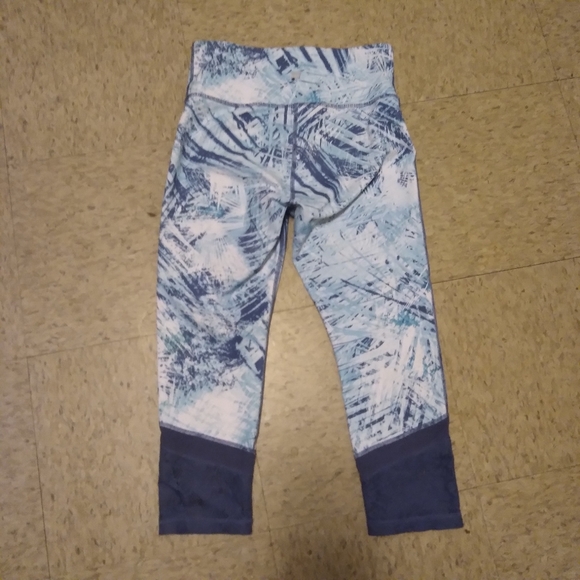 Women's Fila Sport Mesh and Jacquard Capris, Size: Medium - Picture 5 of 7